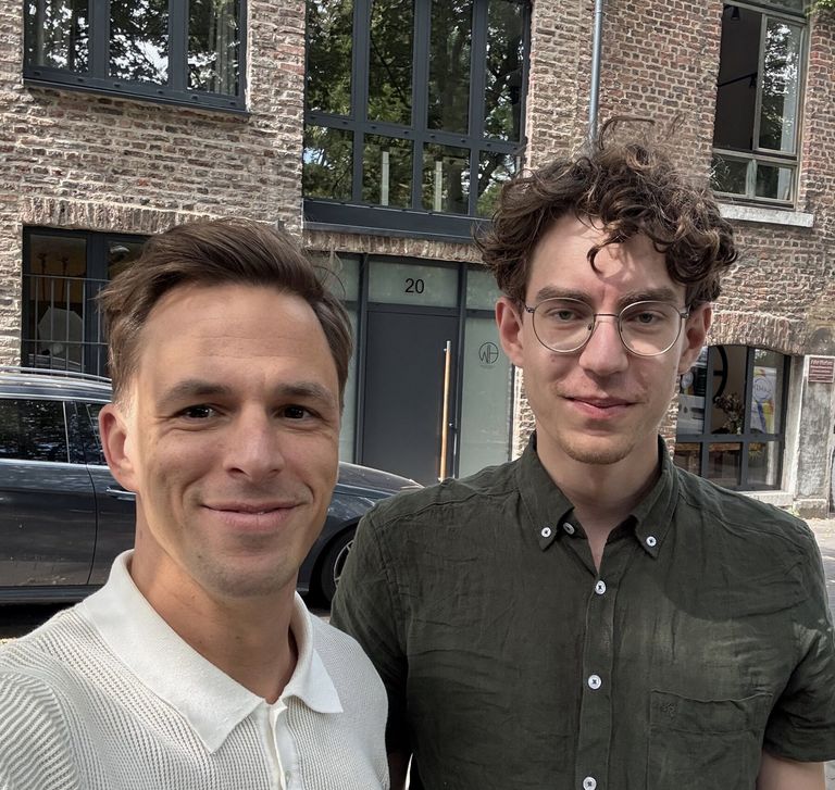 David Beumers und Jan Beecken, Geschäftsführer der Hausverwaltung Rhenetia, vor ihrem Büro in Aachen